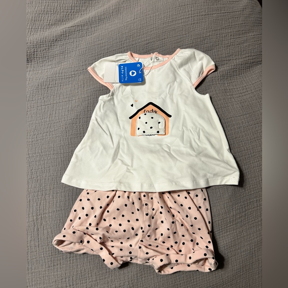 Top and short set. Cute peek a boo dog on top.